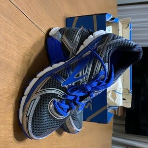 Men’s Brooks Adrenaline size 8 athletic shoes